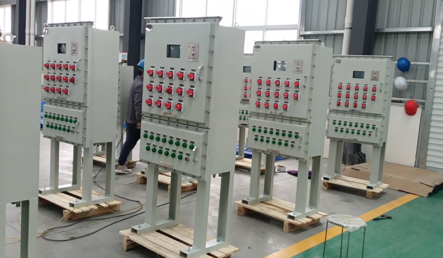 安徽客戶定的立式防爆配電箱柜發貨